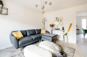 Stunning Private room in a Home - Bathroom & Parking!
